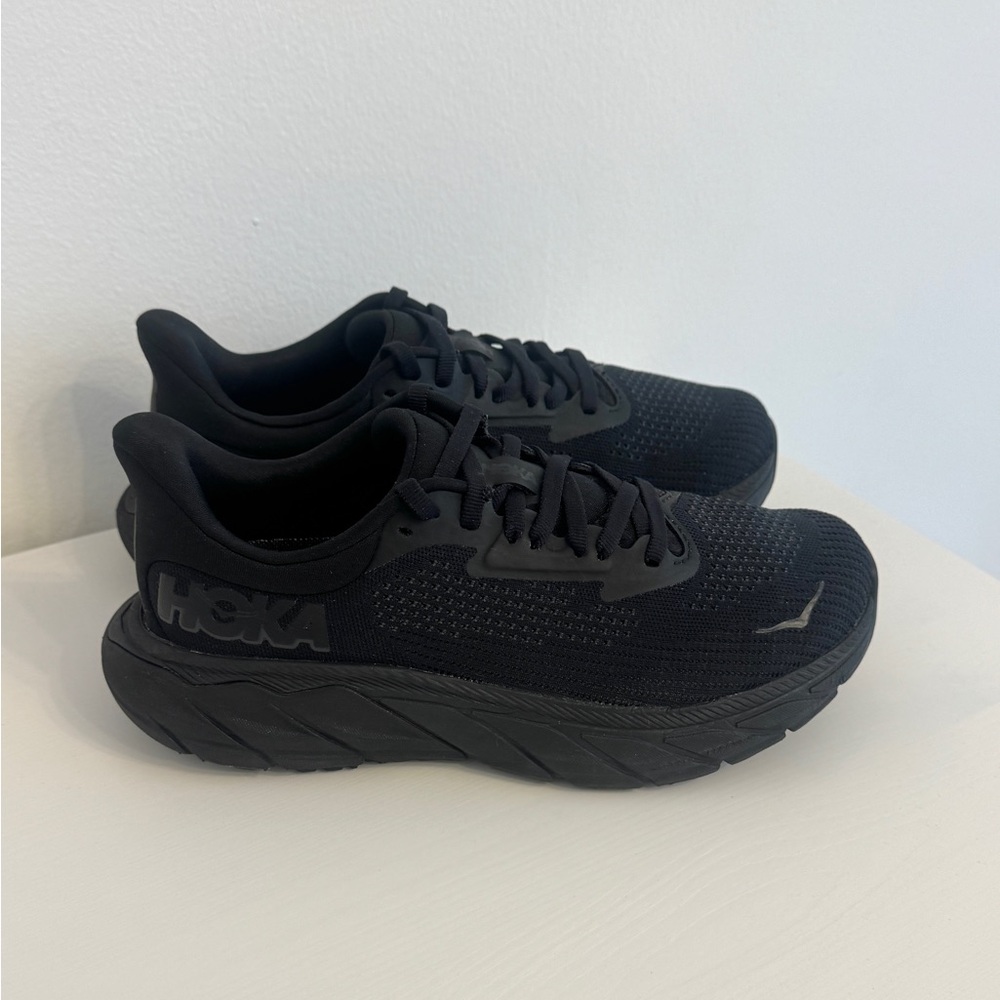 HOKA Arahi 7 Sneakers - Triple Black - Picture 3 of 9